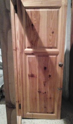 Двери деревянные сосновые с коробкой.